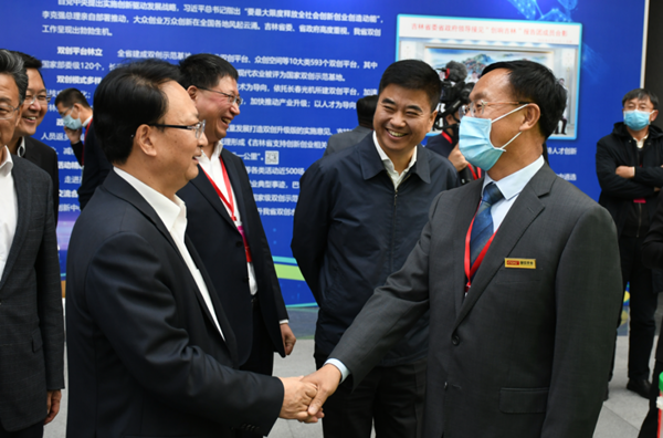 24.省长景俊海与创世红海农业董事长杨柏明亲切握手_副本.png 24.省长景俊海与创世红海农业董事长杨柏明亲切握手_副本.png