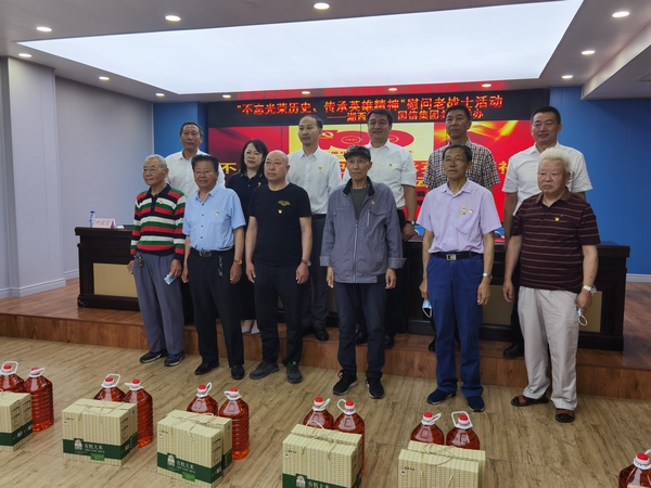 2.创世红海慈悲基金会代表同老战士合影.jpg 2.创世红海慈悲基金会代表同老战士合影.jpg