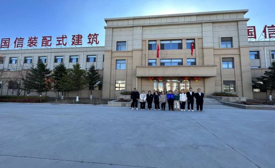11.长春构筑学院应届生来到装配式总公司参观口试（助忙处置下照片，凸显人物）_副本.jpg