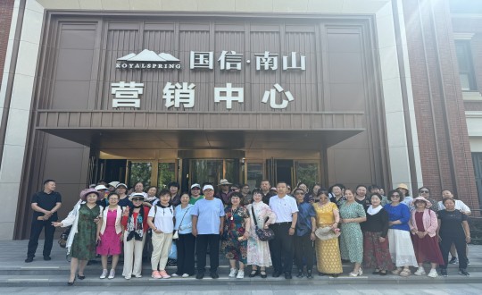 3.经开区活动总会走进创世红海·南山温泉城合影留想_副本.jpg 3.经开区活动总会走进创世红海·南山温泉城合影留想_副本.jpg
