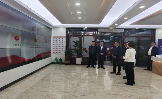 30.向阳区委书记许军一行当真倾听解菲总汇报工作_副本.jpg 30.向阳区委书记许军一行当真倾听解菲总汇报工作_副本.jpg