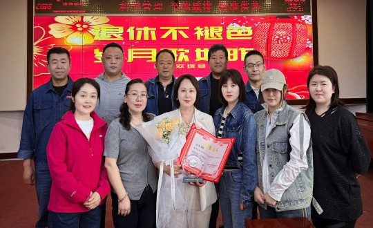 8.供热总公司新城分公司为客服怨嘏雷进行退休典礼_副本.jpg 8.供热总公司新城分公司为客服怨嘏雷进行退休典礼_副本.jpg