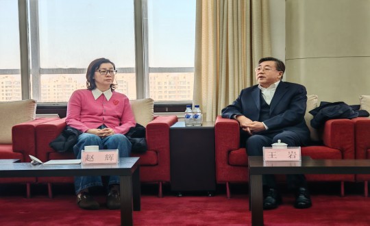 3.王岩董事长与长春市人大常委会副主任赵辉座谈互换.jpg